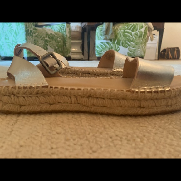 Gold saludos- worn once 1 inch platform - Picture 3 of 8